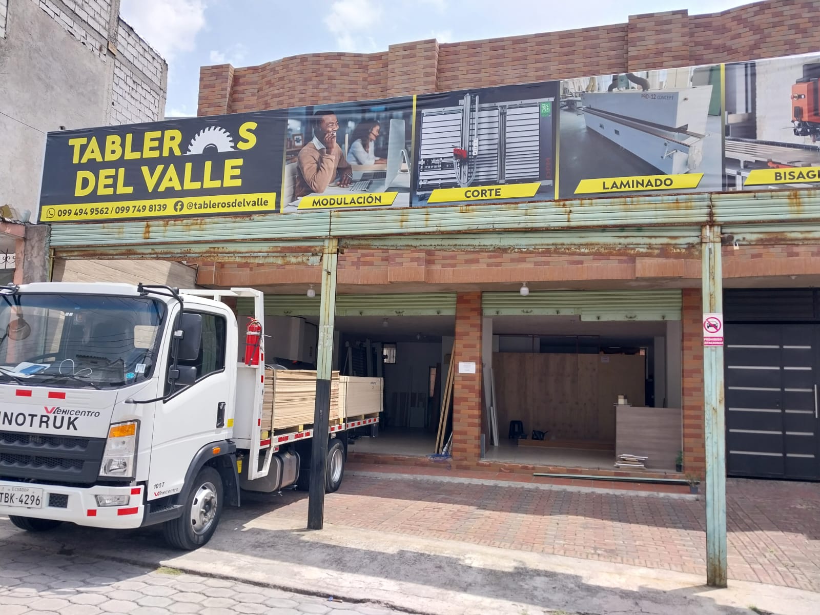 Tablero de madera en ambiente moderno