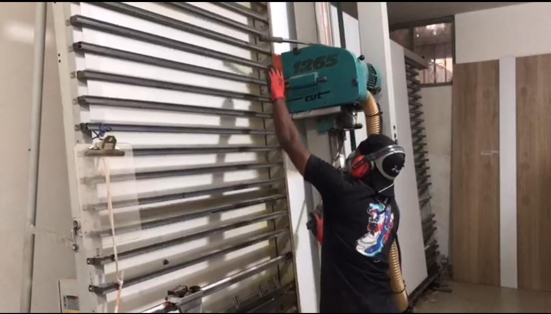 Tablero de madera con acabado premium