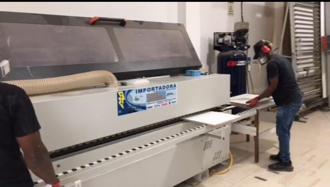 Tablero de madera natural en diseño minimalista