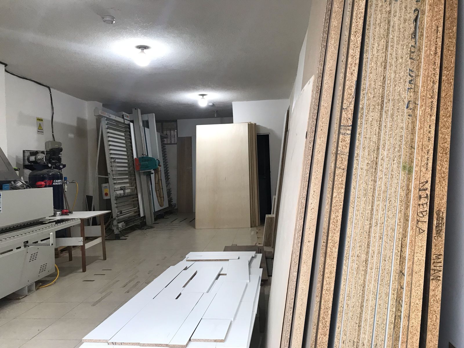 Tablero de madera en ambiente moderno